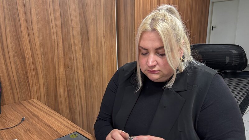 Daniela checks watch – Bild: Warner Bros. Discovery, Inc. or its subsidiaries and affiliates