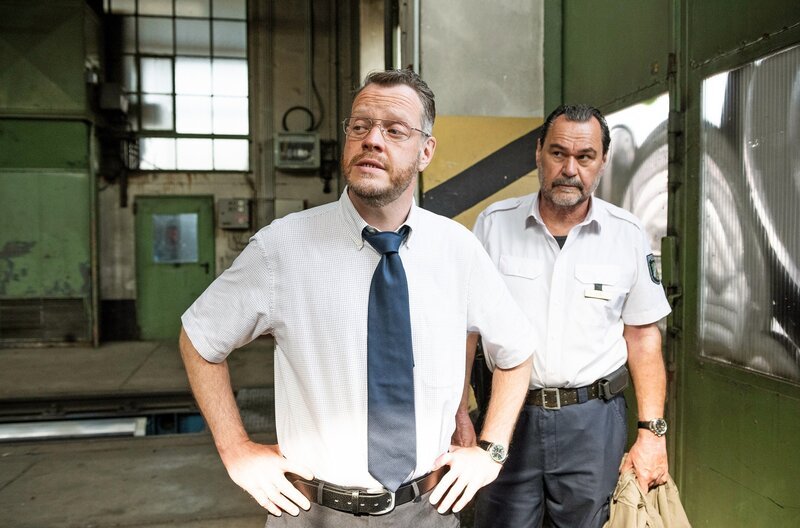 Gerhard Jäger (Markus John, r.) verlangt von Wolfgang Brink (Roland Riebeling, l.) einen Zugang zu den Überwachungs-Kameras. – Bild: ARD/​Martin Valentin Menke