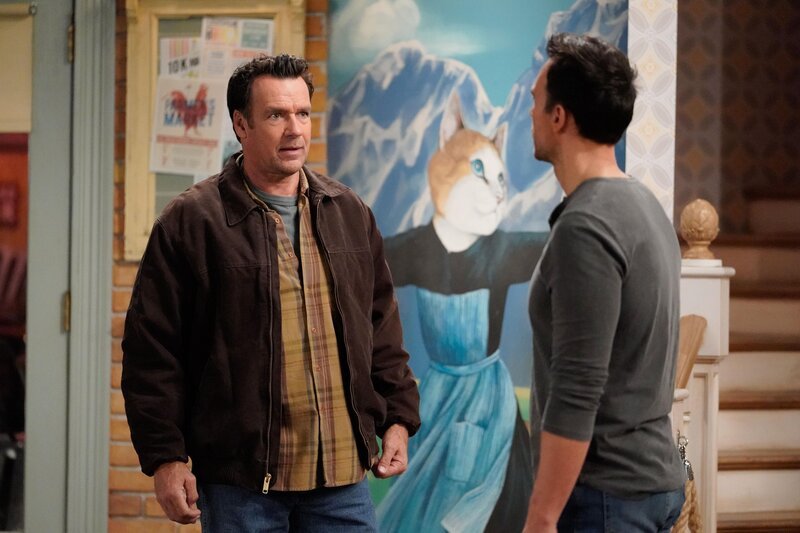 Dan Kingbird (David James Elliott, l.); Max (Cheyenne Jackson, r.) – Bild: 2022 Warner Bros. Entertainment Inc. & Fox Media LLC All Rights Reserved. Lizenzbild frei