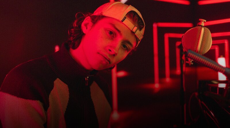 Für Startrampe COVERED hat Berq den Song "Ich wünschte du wärst verloren" von Schmyt gewählt. Der Song, mit dem er drei Jahre zuvor zum allerersten Mal vor Menschen aufgetreten ist. – Bild: BR/​Leah Ruprecht