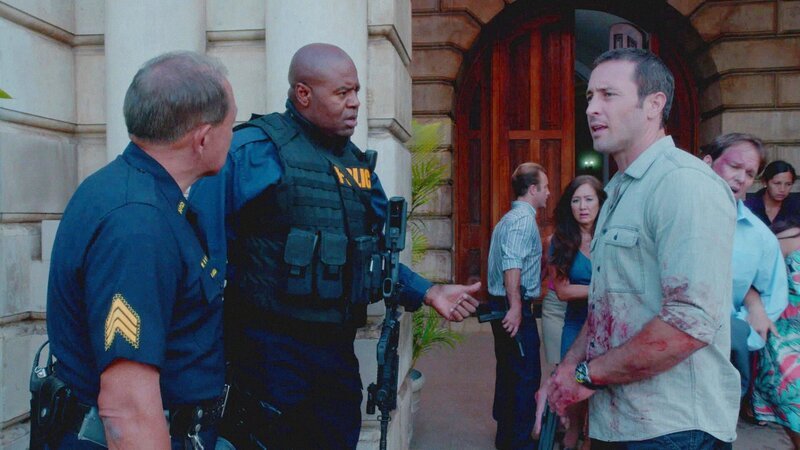 Geraten aneinander: Steve (Alex O’Loughlin, r.) und SWAT Commander Grover (Chi McBride, 2.v.l.) … – Bild: 2013 CBS BROADCASTING INC. All Rights Reserved. Lizenzbild frei