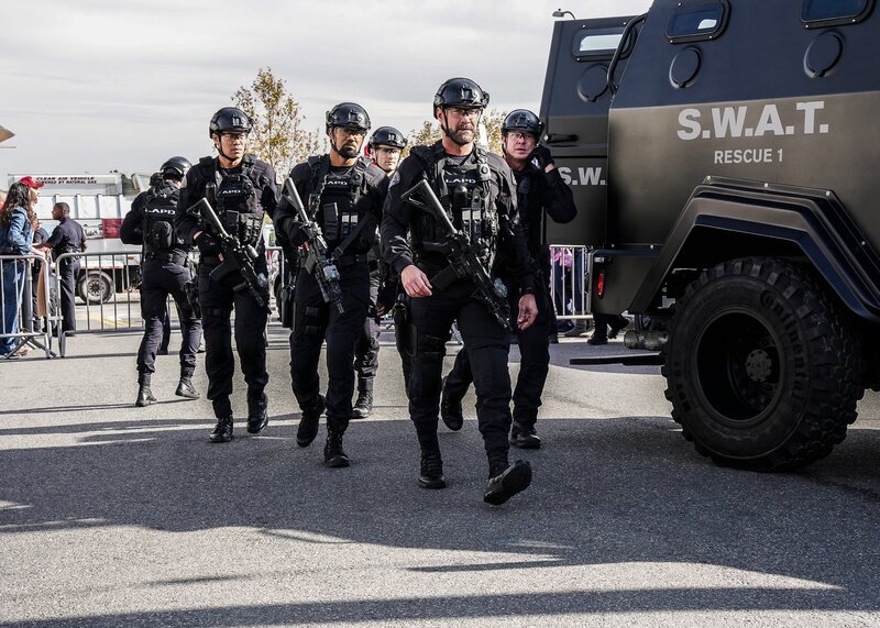 Sergeant Daniel ‚Hondo‘ Harrelson (Shemar Moore, 4.v.r.), Officer Victor Tan (David Lim, 5.v.r.), Sergeant David ‚Deacon‘ Kay (Jay Harrington, 2.v.r.) – Bild: TV24 / CBS Broadcasting, Inc. / Bill Inoshita Sergeant Daniel ‚Hondo‘ Harrelson (Shemar Moore, 4.v.r.), Officer Victor Tan (David Lim, 5.v.r.), Sergeant David ‚Deacon‘ Kay (Jay Harrington, 2.v.r.) – Bild: TV24 / CBS Broadcasting, Inc. / Bill Inoshita