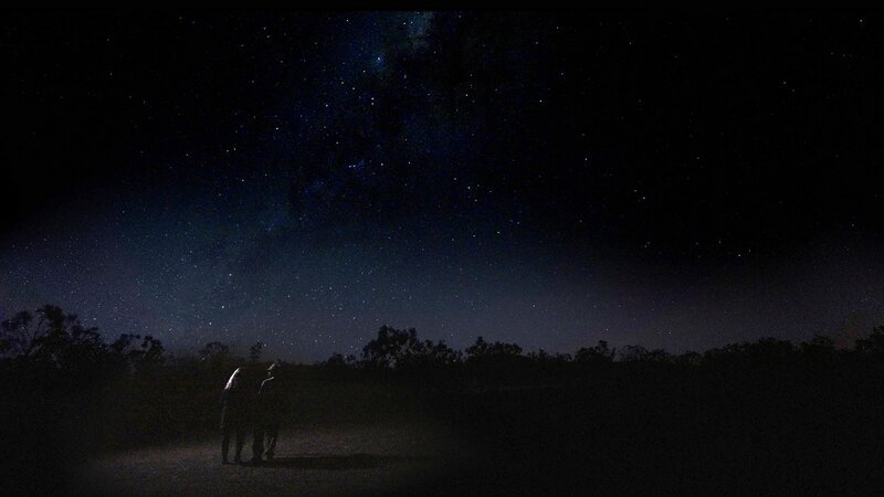 Zwei Menschen stehen unter einem Sternenhimmel – Bild: 2021 Screen Australia, Ronde Pty Ltd, Create NSW, National Indigenous Television and Screen Territory /​ THE HISTORY CHANNEL