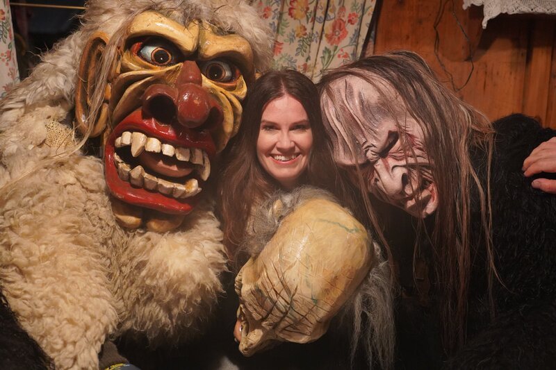 Moderatorin Conny Bürgler umringt von Osttiroler Klaubauf-Figuren. – Bild: ServusTV / Degn Film / Brigitte Erhart Moderatorin Conny Bürgler umringt von Osttiroler Klaubauf-Figuren. – Bild: ServusTV / Degn Film / Brigitte Erhart