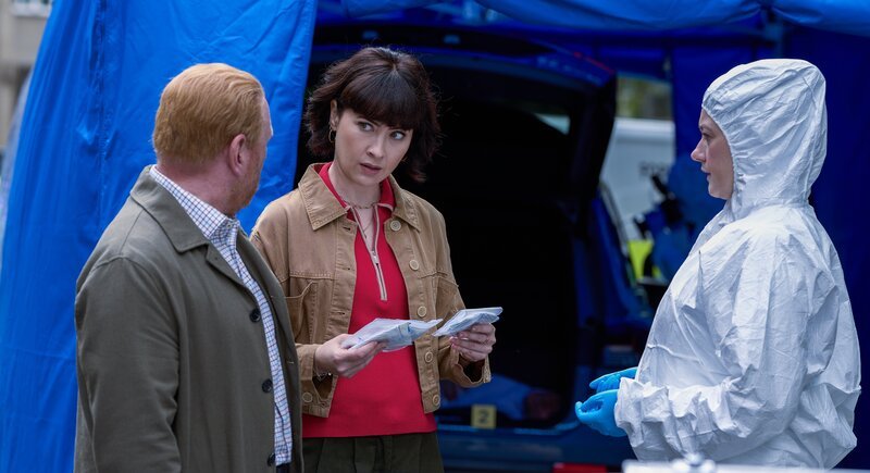 DI Max Arnold (Adrian Scarborough), DS Layla Walsh (Vanessa Emme, M.) und Rechtsmedizinerin Ashley Wilton (Sophie Stone) staunen nicht schlecht: Im Kofferraum eines geklauten Autos wurde eine Leiche entdeckt. – Bild: ZDF und Natalie Seery/​BBC Studios/​Acorn Media Enterprises