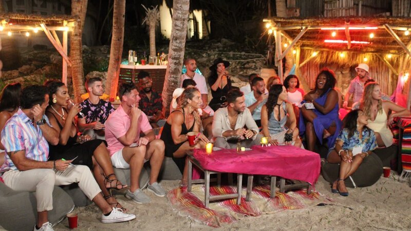 Rocky Russo, Chantel Everett, Carlo Ballatori, Chad Goer, Usman Umar, Brittney Carbone, Rob Warne, Jeniffer Tarazona, Cole Anderson, Joe Smith, Marina Perkins, Sierra Perryamn, Lexie DeSilva, Tim Malcolm, Nikki Valenti and Mei Tang playing sexy bingo – Bild: Warner Bros. Discovery, Inc. or its subsidiaries and affiliates