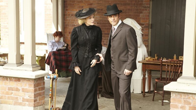 Julia Ogden (Helene Joy) und William Murdoch (Yannick Bisson) – Bild: AXN White