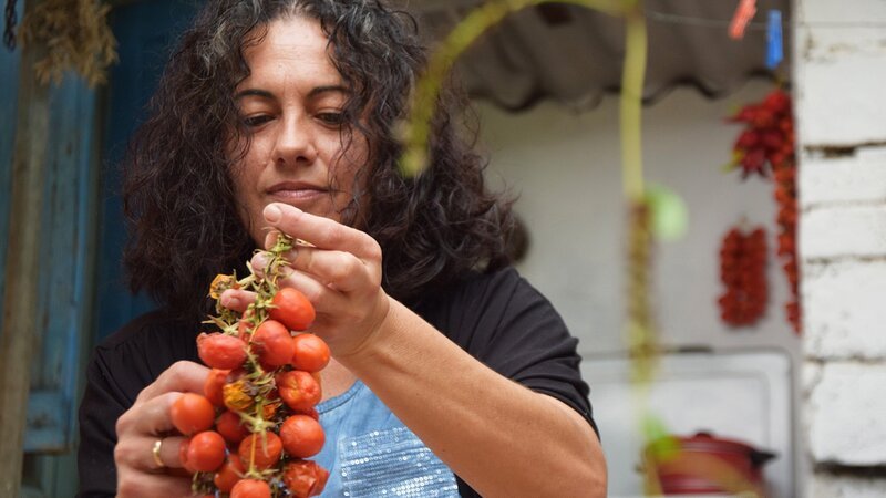 Maria schätzt die lokalen Tomaten – Bild: SRF/​ZDF/​ARTE