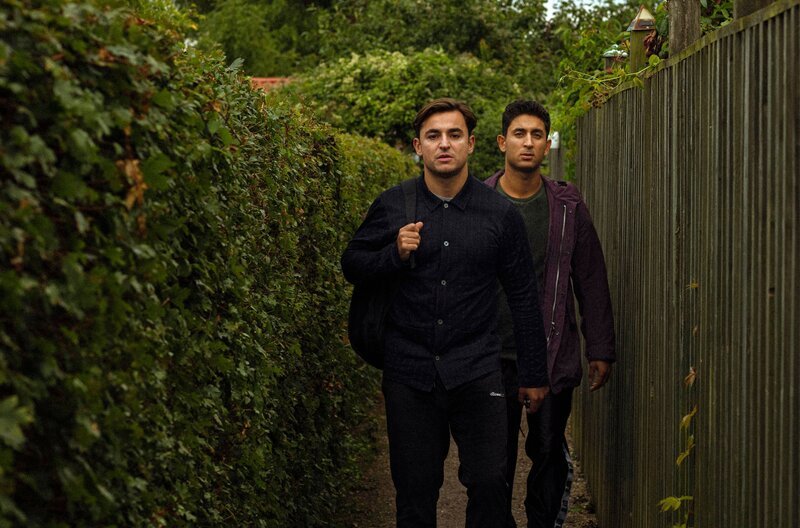 Jamal (Arian Kashef, re.) und Alban (Besir Zeciri). – Bild: HR/​Jason Alami