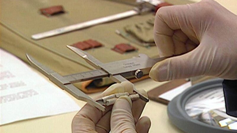 Um das Geschlecht feststellen zu können, misst Dr. Susan Meister die Knochen. – Bild: RTL