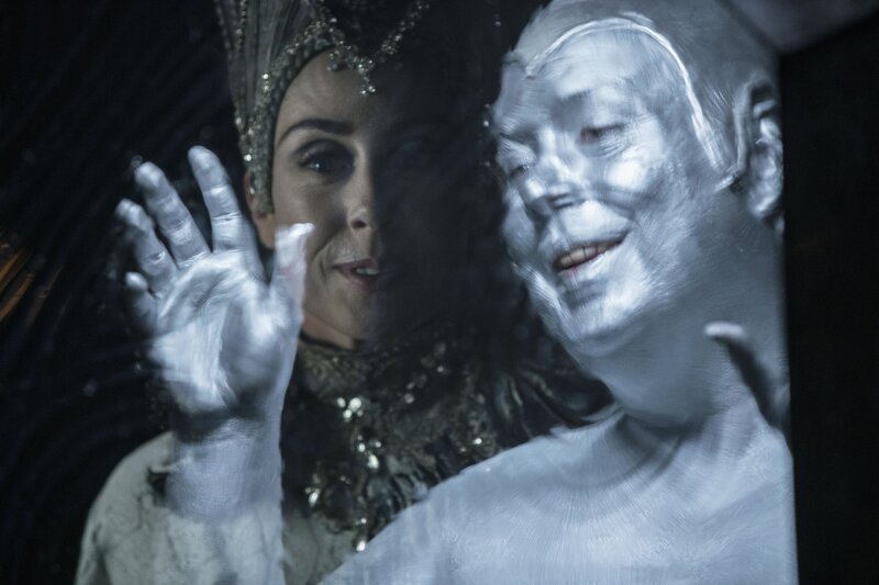 Der Spiegel (Nicolas Bro) spricht zur Königin (Sofie Gråbøl). – Bild: BR/​DR/​Per Arnesen