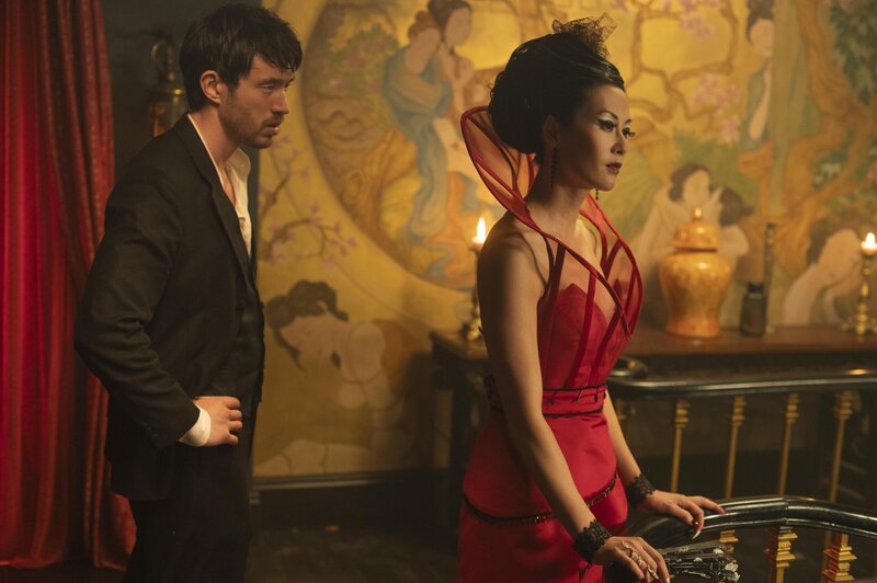 Ah Sahm (Andrew Koji) und Ah Toy (Olivia Cheng) – Bild: Warner /​ Die Verwendung ist nur bei redaktioneller Berichterstattung im Rahmen einer Programmank¸ndigung ab 2 Monate vor der ersten Auss /​ © 2021 WarnerMedia Direct, LLC. All Rights Reserved. HBO Maxô is used under license.