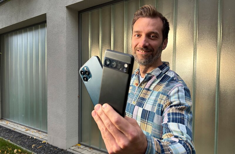 Android oder iOS? Die Wahl des Betriebssytems und des Herstellers gleicht beim Smartphone einer Glaubensfrage. Warum Apple den Markt dominiert und Hersteller wie Google oder Samsung reagieren erfährt Daniel Aßmann in „Ausgerechnet – Smartphone“. Thomas Ranft moderiert die Sendung. – Bild: WDR /​ Bavaria Entertainment GmbH /​ Daniel Faigle