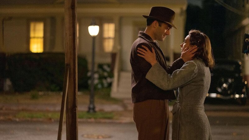 L-R: Herman Levin (Morgan Spector) und Bess Finkel (Zoe Kazan) – Bild: Sky Channel
