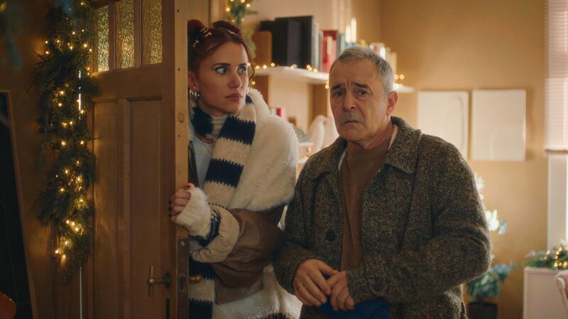 Daffy (Lize Feryn) eröffnet ihrem schockierten Vater Piet (Frank Focketyn), dass Mutter Annie gerade ein Date mit ihrem alten Tennislehrer hat. – Bild: Patrick Tilkens /​ ZDF