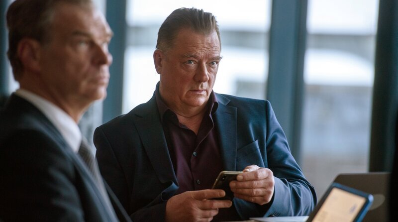 Der Investor Sarkissian (Peter Kurth, re.) ist eine harte Type. – Bild: Barry Films/​Mona Film/​Stefanie Leo