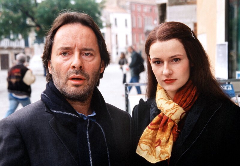 Zum Glück kann Commissario Brunetti (Uwe Kockisch) sich auf seine ebenso kluge wie schöne Assistentin Signorina Elettra (Annett Renneberg) verlassen. – Bild: ARD/​Degeto/​M.Kerstgens/​VISUM