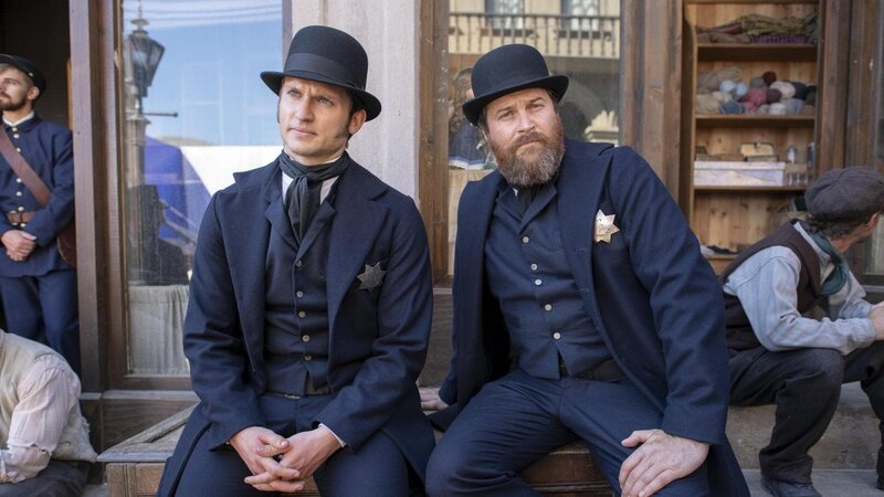 l-r: Tom Weston-Jones (Richard Lee), Kieran Bew (Bill O’Hara) – Bild: Sky Channel