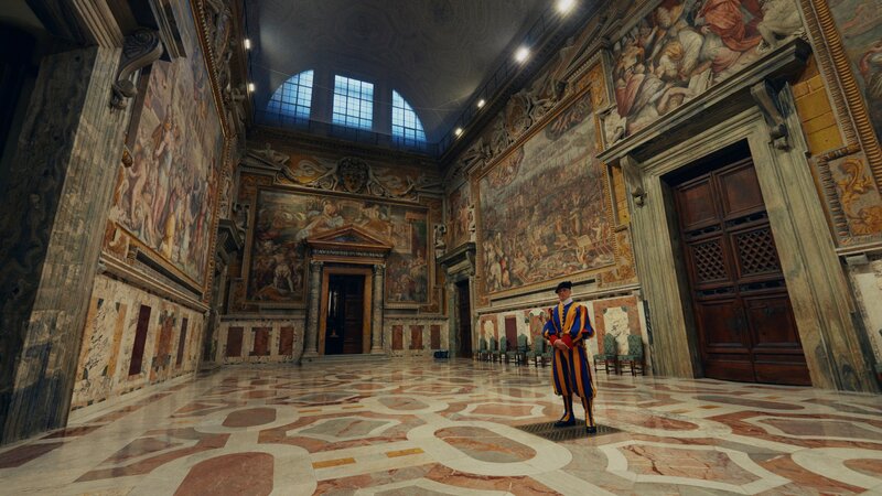 Eine Schweizer Garde in der Sala Regia im Vatikan. – Bild: SRF, 3sat /​ ZDF