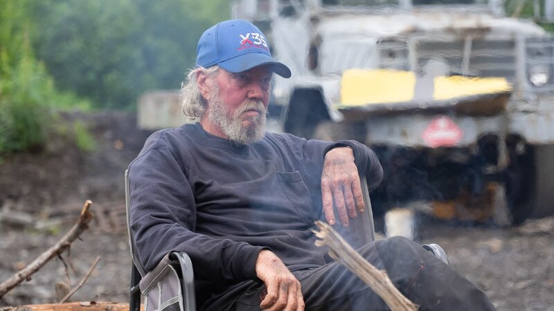Wes Richardson sitting around the campfire the morning after Dustin and Carlos’ conflict – Bild: Warner Bros. Discovery, Inc. or its subsidiaries and affiliates