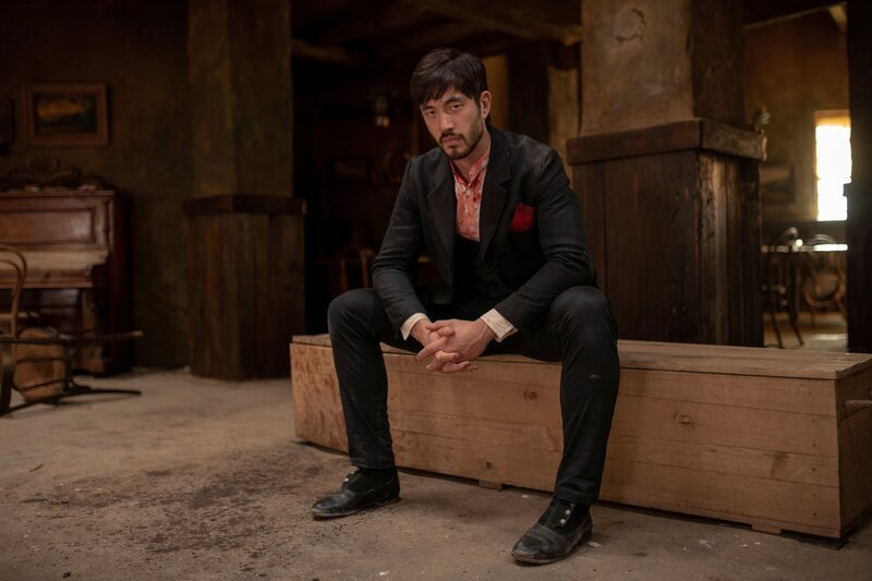 Ah Sahm (Andrew Koji) – Bild: Graham Barrholomew /​ Die Verwendung ist nur bei redak /​ HBO /​ © CINEMAX/​HBO