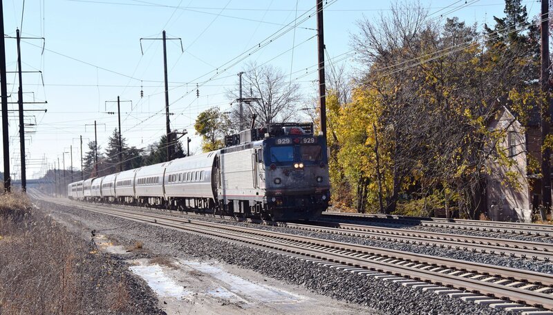 Der Zug „Crescent“, gezogen von einer E-Lok nördlich von Washington D.C. – Bild: SWR/​Andreas Stirl