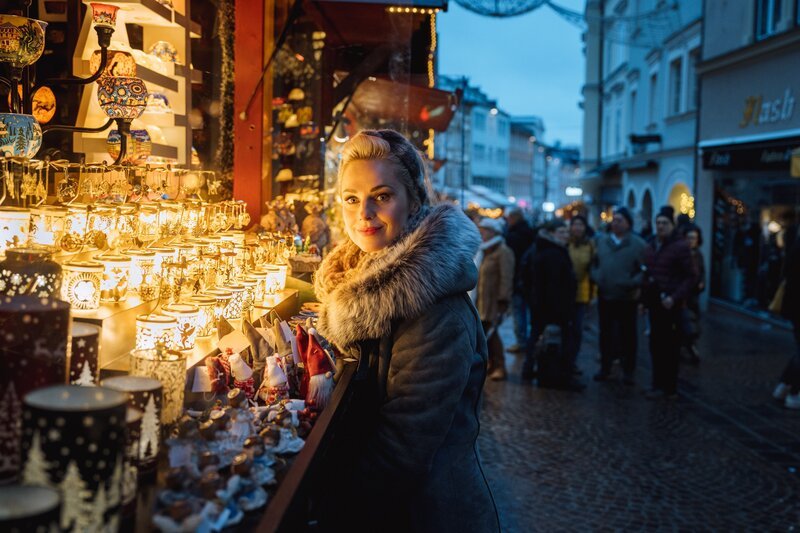 Silvia Schneider am Villacher Adventmarkt. – Bild: ORF/Silvia Schneider GmbH/Simeon Baker Silvia Schneider am Villacher Adventmarkt. – Bild: ORF/Silvia Schneider GmbH/Simeon Baker
