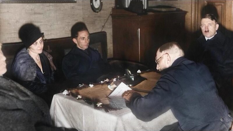 Hochzeit von Joseph und Magda Goebbels und Trauzeuge Adolf Hitler (rechts) – Bild: RTL /​ Getty Images /​ Die Handlanger des Horrors