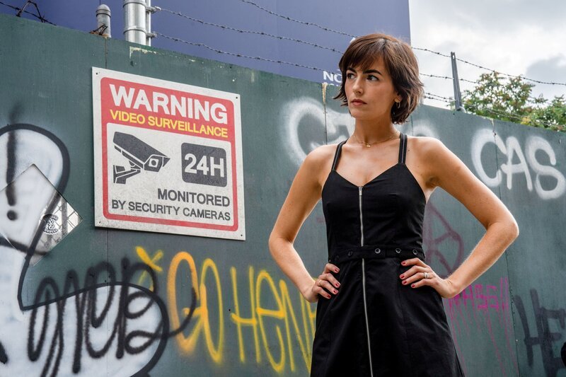 LAW & ORDER: ORGANIZED CRIME -- „Spirit In The Sky“ Episode 304 -- Pictured: Camilla Belle as Pearl Serrano -- (Photo by: Zach Dilgard/​NBC) – Bild: Zach Dilgard/​NBC /​ NBC /​ Die Verwendung ist nur bei redaktioneller Berichterstattung im Rahmen einer Programmankündigung ab 2 Monate vor der ersten Auss /​ © 2022 Universal Television LLC. ALL RIGHTS RESERVED.