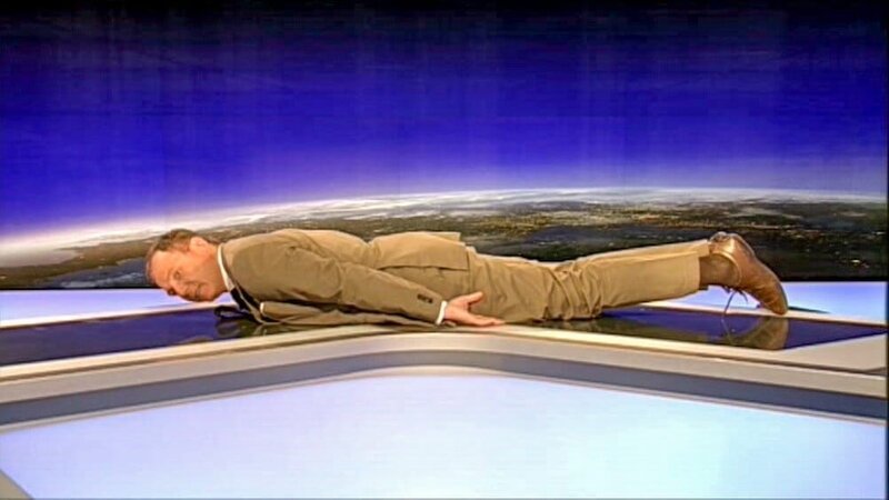 Armin Wolf bei ‚Planking‘ im ZiB-Studio. – Bild: ORF