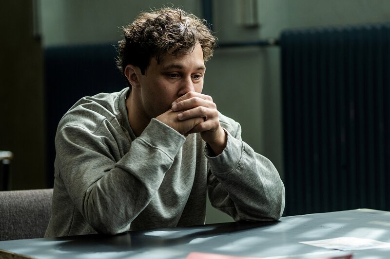 Der in U-Haft sitzende Johann Bugiel (Ludwig Trepte) ist geschockt, als er von Benni Hornberg (Antoine Monot, Jr.) erfährt, dass sein Bruder vom Sondengänger Mario Karl (Kai Schumann) eine Morddrohung erhielt. – Bild: ZDF Enterprises GmbH /​ Daniel Dornhöfer