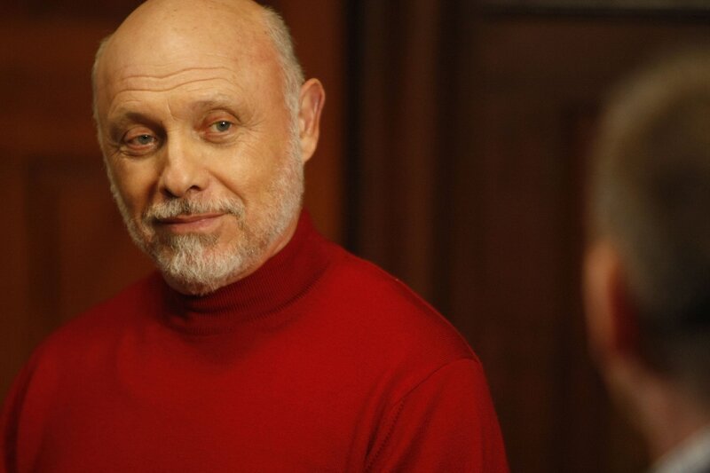 Adrian Monk’s Psychotherapeut Dr. Neven Bell (Hector Elizondo) – Bild: RTPL /​ RTLplus