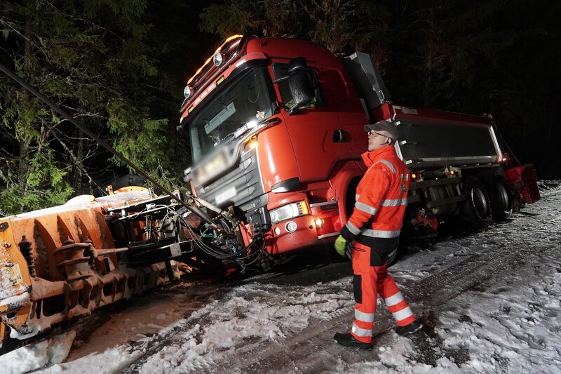 Torstein gibt Raido Anweisungen, der die Winden bedient. (National Geographic) – Bild: National Geographic