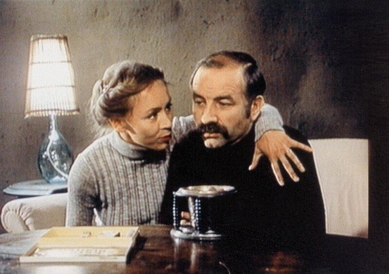 Die Jugendfuersorgerin Ellen (Jutta Hoffmann) ist mit ihrem Mann Robert (Armin Mueller-Stahl) in urlaub gefahren. Ein befreundetes Ehepaar, mit dem man das Ferienhaus teilen wollte, blieb aus. So ist man ganz auf sich gestellt. Jetzt spueren beide, wie sehr sie sich seit Jahren schon aneinander vorbei gelebt haben. – Bild: MDR Die Jugendfuersorgerin Ellen (Jutta Hoffmann) ist mit ihrem Mann Robert (Armin Mueller-Stahl) in urlaub gefahren. Ein befreundetes Ehepaar, mit dem man das Ferienhaus teilen wollte, blieb aus. So ist man ganz auf sich gestellt. Jetzt spueren beide, wie sehr sie sich seit Jahren schon aneinander vorbei gelebt haben. – Bild: MDR