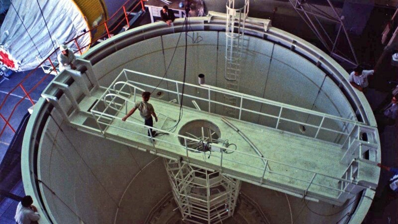 Eine Aufnahme aus der Konstruktionsphase des Manned Orbiting Laboratory (MOL). Die in dem Flugkörper installierte Kamera war so groß wie ein Pkw. – Bild: N24 Doku