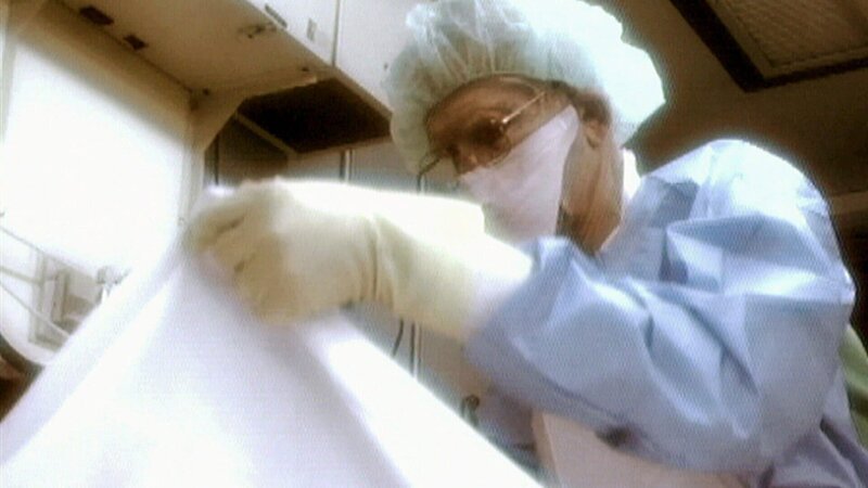 Fall 3: Inszenierung mit Leichen Gerichtsmediziner untersuchen die Frauenleichen nach verwertbaren Spuren – Bild: RTL II