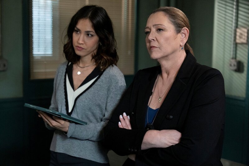 LAW & ORDER -- „No Good Deed“ Episode 23012 -- Pictured: (l-r) Connie Shi as Violet Yee, Camryn Manheim as Lt. Kate Dixon – Bild: Virginia Sherwood/​NBC /​ UNIVERSAL
