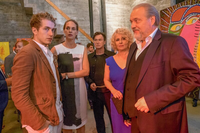 Trotz des Todes seines Vaters will der Künstler Daniel Egermann (László Branko Breiding, l.) seine Ausstellung eröffnen. Hilfe bekommt er dabei von seiner Mutter Marie (Sophie von Kessel, 2. v. l.) und dem Galeristen Ludwig Stern (Uwe Bohm, Mi.). Dr. Sommerfeld (Christina Rainer, 2. v. r.) und Richard Voss (Jan-Gregor Kremp, r.) nutzen diese Gelegenheit für eine Verabredung. – Bild: ORF 2