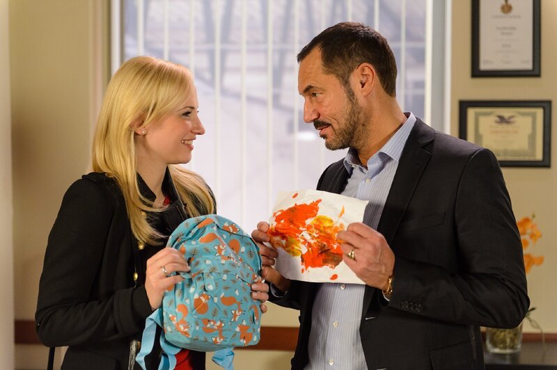 Isabelle (Ania Niedieck) ist davon angetan, wie rührend sich Richard (Silvan-Pierre Leirich) um Sophia kümmert. – Bild: RTL