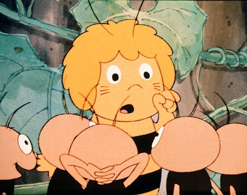 Maja hat sich wieder einmal den undankbaren Posten eines Babysitters andrehen lassen, und nun steht sie da und weiß nicht, was sie mit den vielen kleinen Käfern anfangen soll. – Bild: ORF/​ZDF/​Apollo-Film