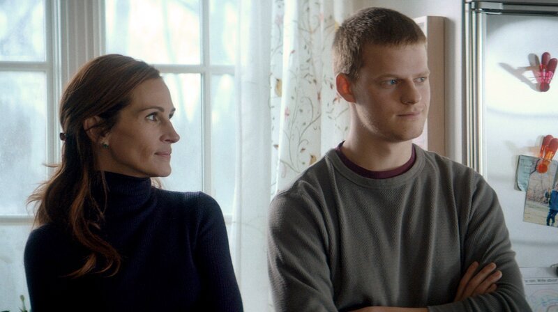 Holly Burns (Julia Roberts) nimmt Ben (Lucas Hedges) wieder auf. – Bild: ARD Degeto/​BBP West BIB, LLC