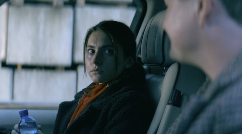 Dunja (Romina Küper) fühlt sich in Edvins Anwesenheit unwohl. – Bild: Barry Films/​Mona Film/​Stephan Burchardt