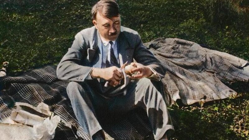 Der deutsche Naziführer Adolf Hitler (1889⁠–⁠1945) genießt ein ruhiges Picknick zwischen Sitzungen, um 1933. – Bild: RTL /​ Getty Images