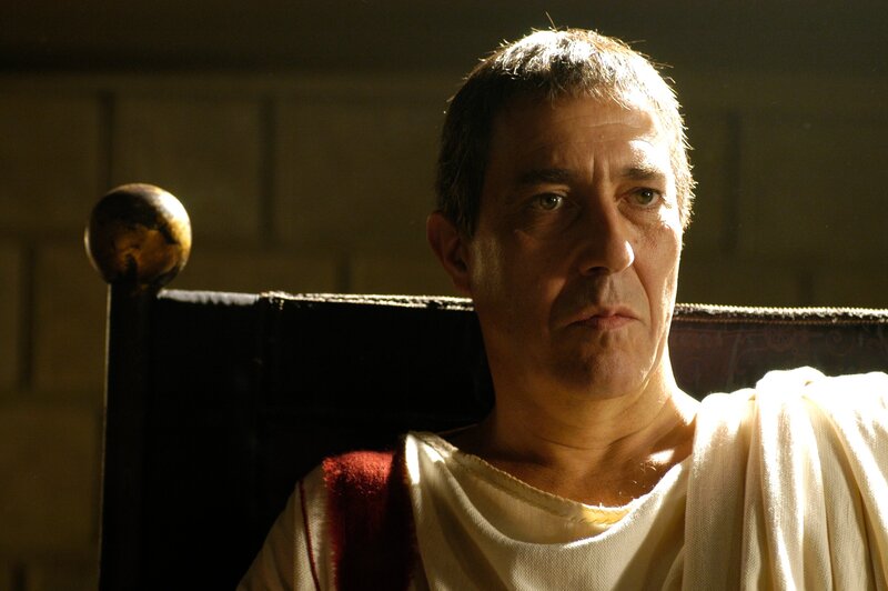 Caesar (Ciar+n Hinds) ist zum Diktator auf Lebenszeit ernannt worden. – Bild: HOME BOX OFFICE, INC.