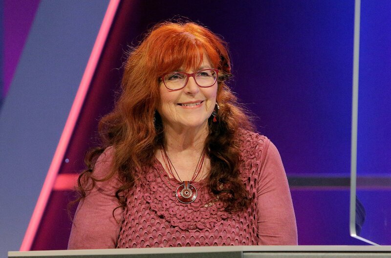 Feste Größe beim Wissensquiz „Meister des Alltags“: Schauspielerin Alice Hoffmann ist der Sendung schon seit mehreren Jahren treu und erspielt Gewinnsummen für den guten Zweck. – Bild: SWR/​Peter A. Schmidt