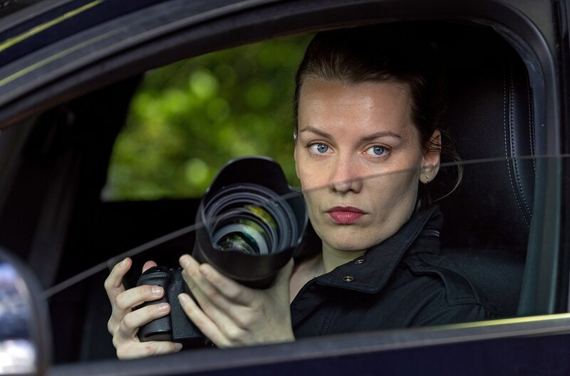 Die Polizistin René (Birgit Welink) observiert einen Verdächtigen. – Bild: ARD Degeto/​Raymond van der Bas