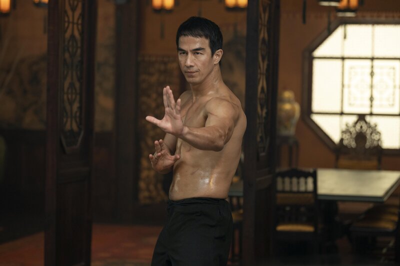 Joe Taslim als Li Yong – Bild: Warner /​ Die Verwendung ist nur bei redaktioneller Berichterstattung im Rahmen einer Programmank¸ndigung ab 2 Monate vor der ersten Auss /​ © 2021 WarnerMedia Direct, LLC. All Rights Reserved. HBO Maxô is used under license.