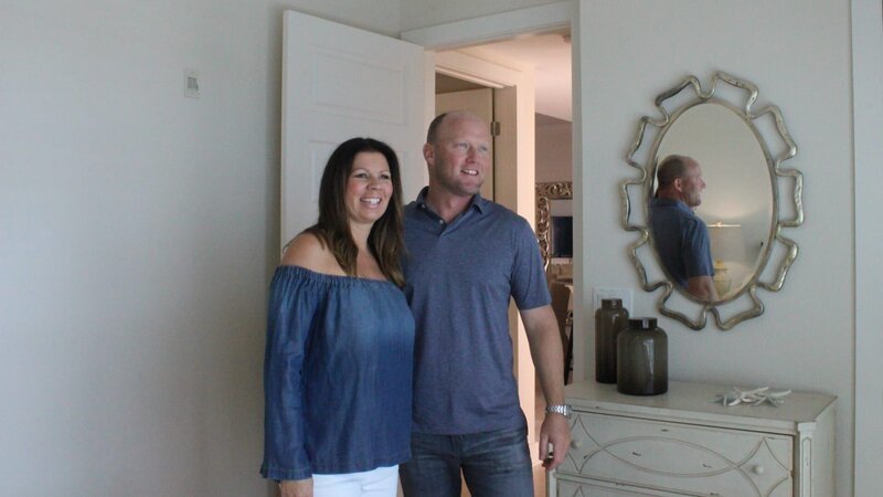 Contributors Kim Baldree (L) and John Baldree (R) are very impressed with the views from the bedrooms while touring Harbor Lights, as seen on HGTV’s Beachfront Bargain Hunt. – Bild: Discovery, Inc. /​ Jay Gao