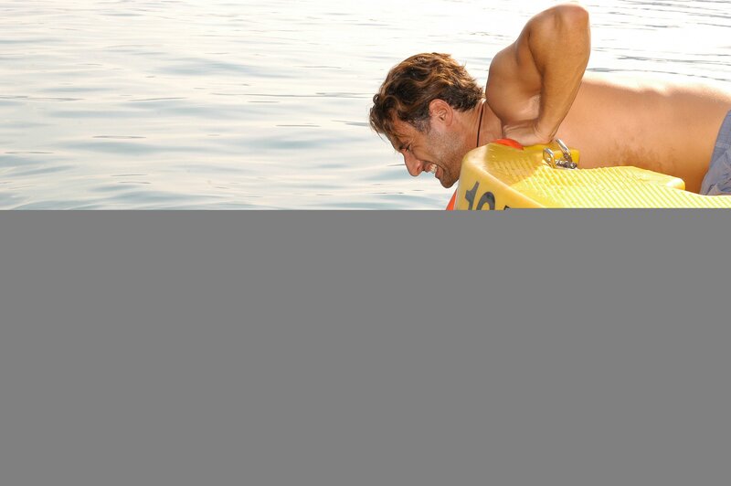 „Schlosshotel Orth“, „Untiefen.“ … Im Bild (v.li.): Albert Fortell (Felix Hofstätter), Andreas Hoppe (Enzo Auer), Gunther Gillian (Georg Auer). – Bild: ORF/​Hubert Mican