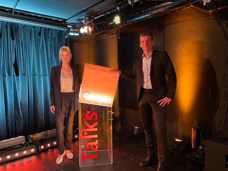 Der Atomphysiker Tobias Schaetz erläutert, ob wir Quanten brauchen; Wirtschaftspsychologin Sarah Diefenbach erklärt soziale Konflikte durch Smartphones. – Bild: BR/​Marinus Zängerl